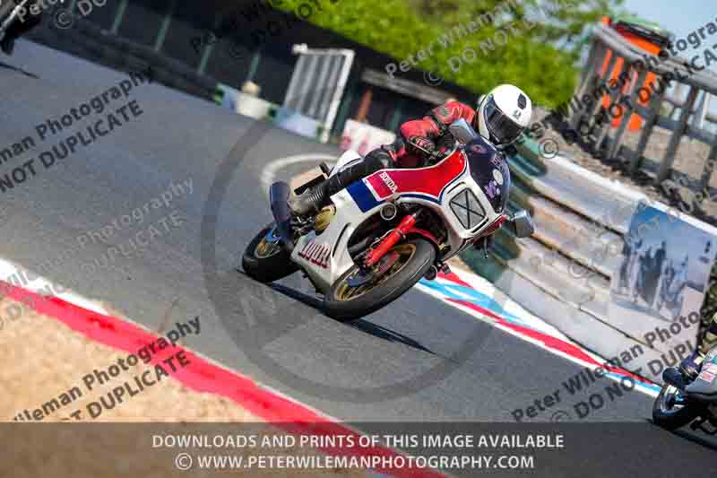 Vintage motorcycle club;eventdigitalimages;mallory park;mallory park trackday photographs;no limits trackdays;peter wileman photography;trackday digital images;trackday photos;vmcc festival 1000 bikes photographs